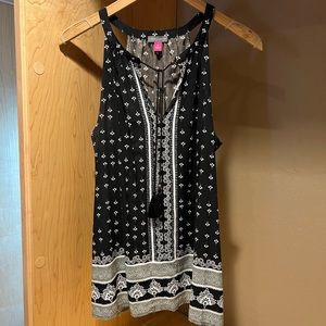 Vince camuto, size m, black with olive green and grey pattern